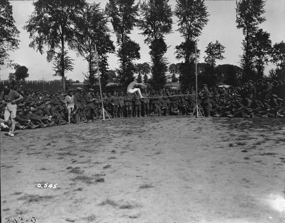 High jump, field sports (2nd Infantry Brigade) / Saut en hauteur, sports de plein air (2e Brigade d’infanterie